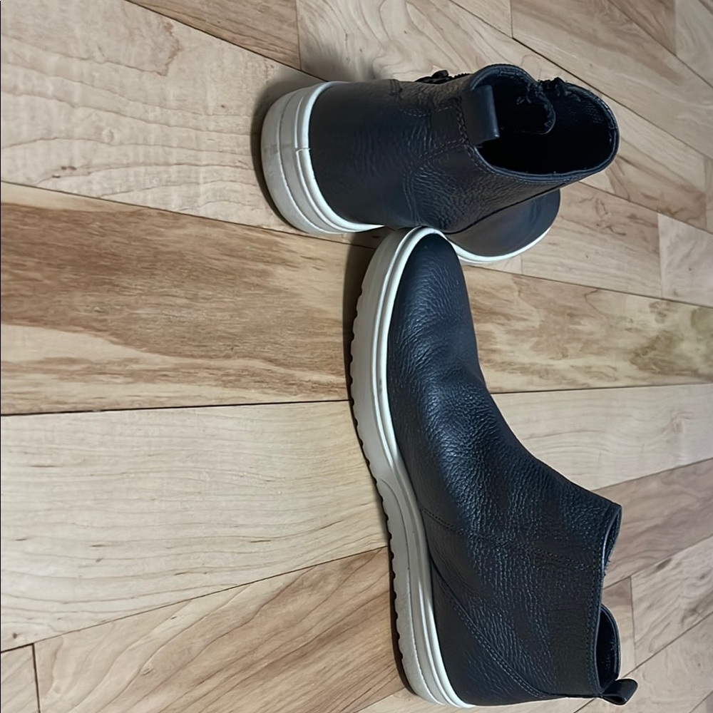 Ecco Carbon Gray Ankle Boots Sleek Minimalist Design